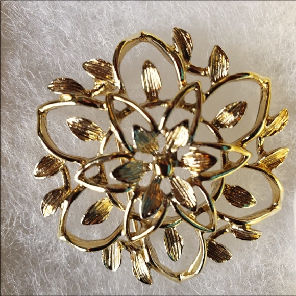 Vintage Sarah Coventry “Peda-Lure” Clip-Ons and Brooch - Picture 3 of 9